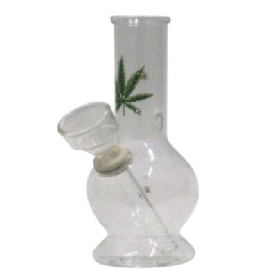 Image d'un petit bong en verre, un dispositif compact et portable généralement utilisé pour fumer du cannabis ou d'autres herbes.