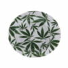 Image d'un cendrier en métal orné de motifs de feuilles de cannabis, un accessoire élégant pour jeter les cendres et les mégots dans un décor sur le thème du cannabis.
