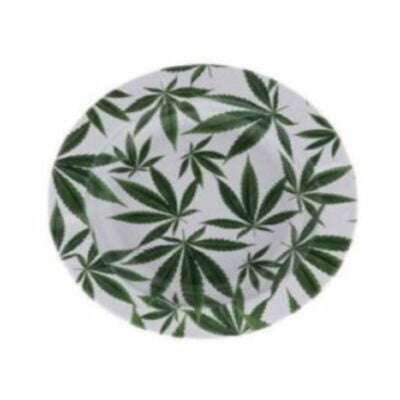 Image d'un cendrier en métal orné de motifs de feuilles de cannabis, un accessoire élégant pour jeter les cendres et les mégots dans un décor sur le thème du cannabis.