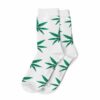 Une paire de chaussettes blanches et vertes sur le thème du cannabis, avec des motifs complexes de feuilles de cannabis, parfaites pour les amateurs de cannabis.