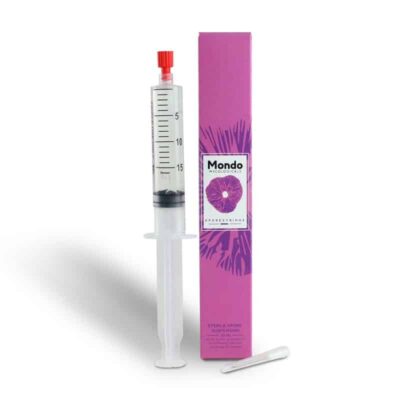Image d'une seringue à spores de Mondo, un outil utilisé dans la culture des champignons, mettant en évidence l'emballage de la seringue et son rôle dans l'inoculation des spores.
