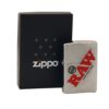 Un briquet Zippo en collaboration avec la marque RAW de couleur argentée